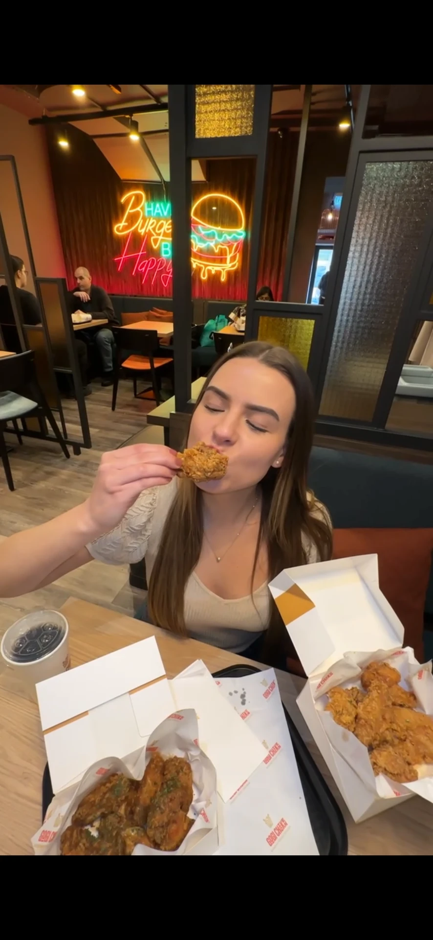 Food-Content-Dreh in einem Burger- und Chicken-Restaurant