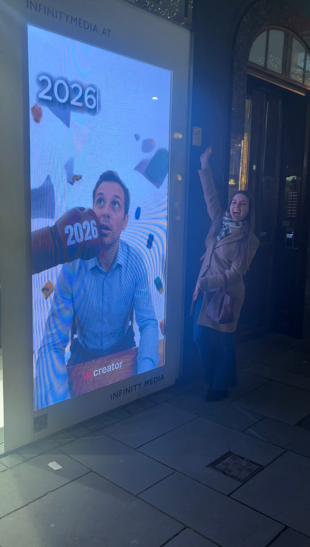 AI CREATOR Kampagne auf einem digitalen Screen von Infinity Media in Wien