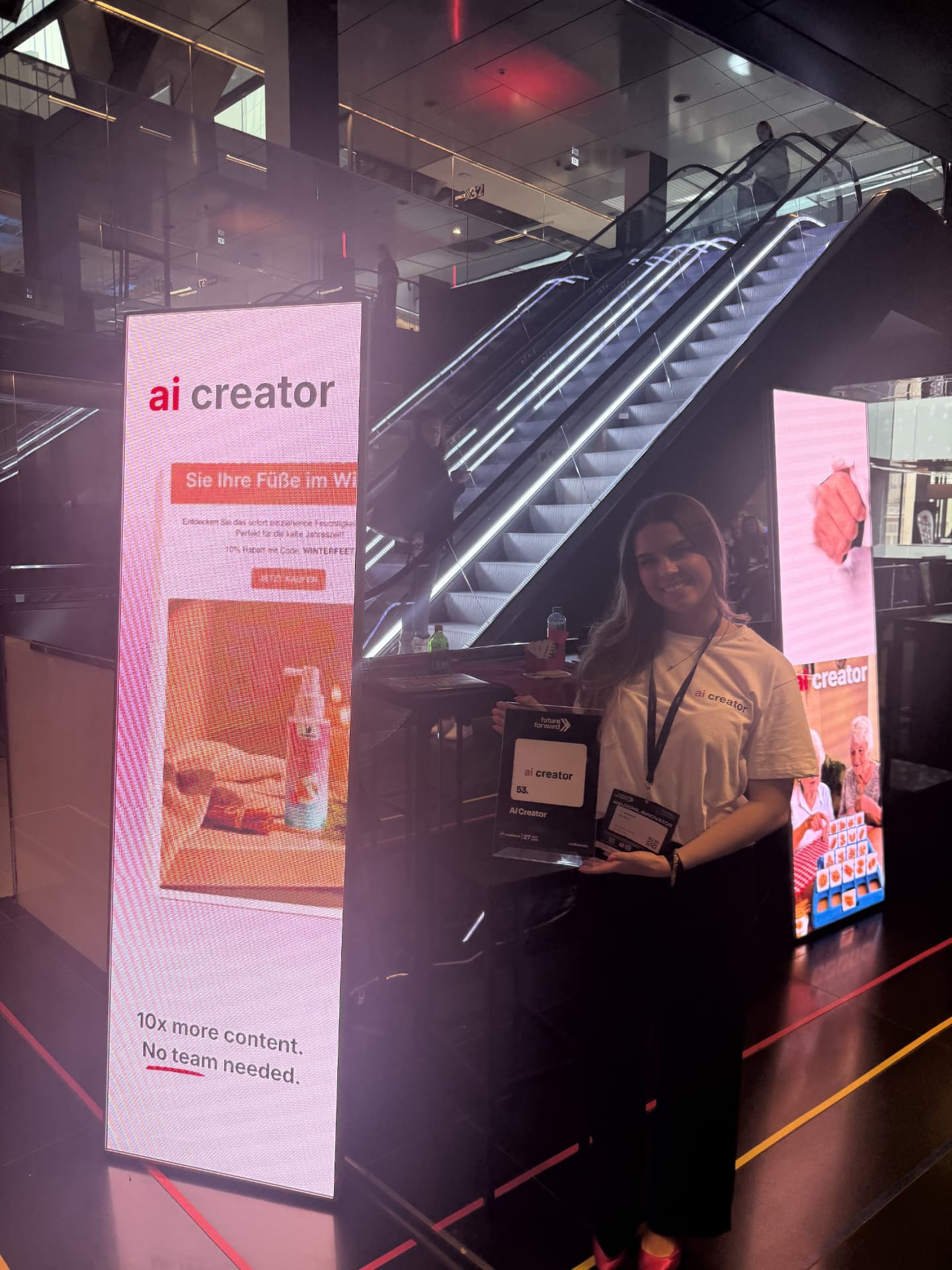 Vanessa Bulara mit Award am AI CREATOR Stand bei Future Forward