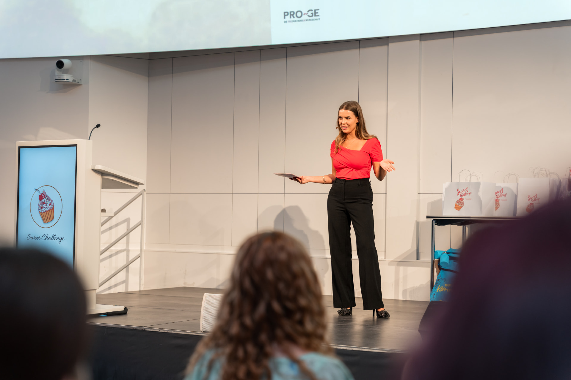 Vanessa Bulara auf der Bühne bei einem Event-Talk