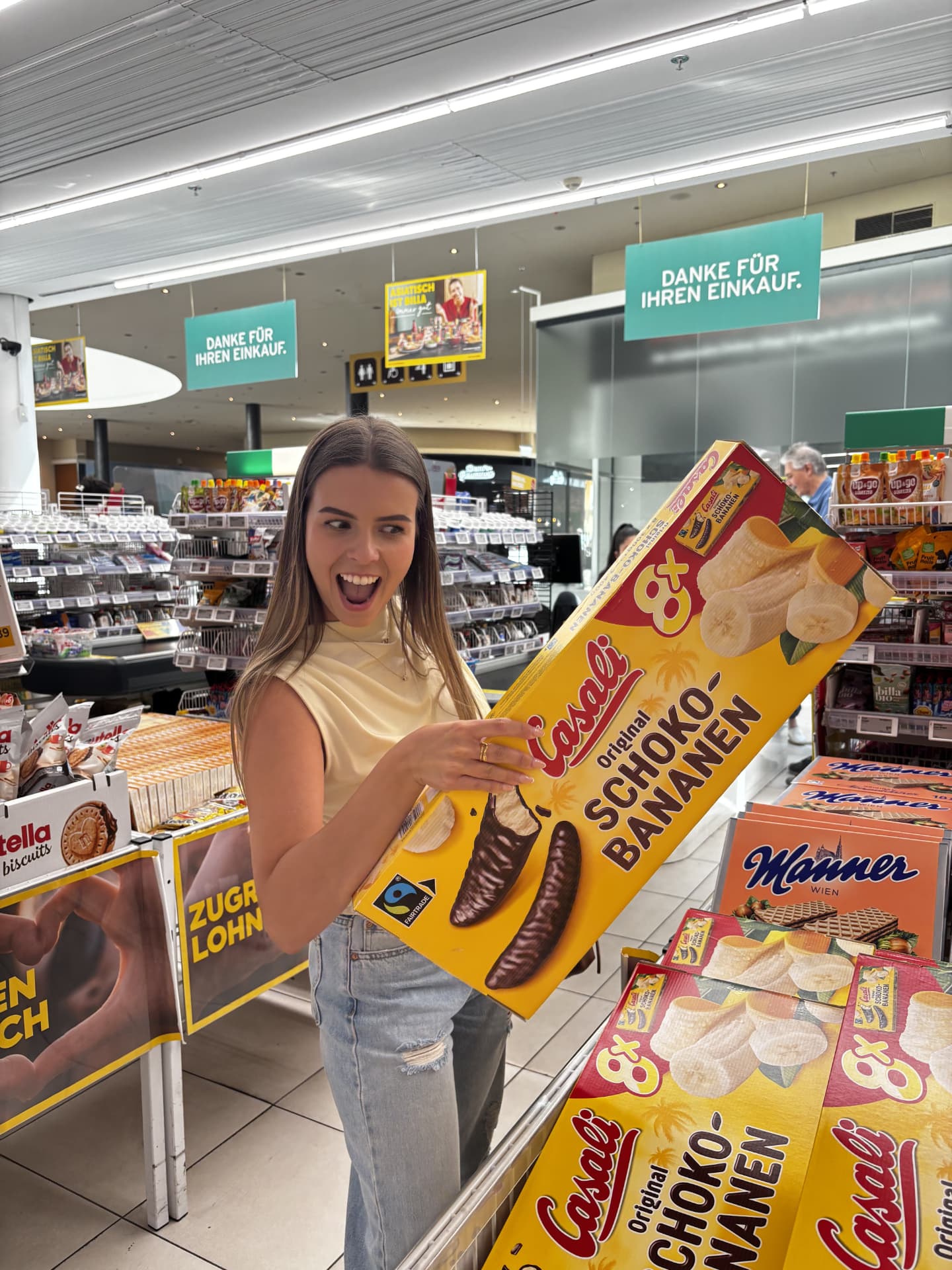 Vanessa Bulara mit einer XXL-Packung Casali Schoko-Bananen im Supermarkt