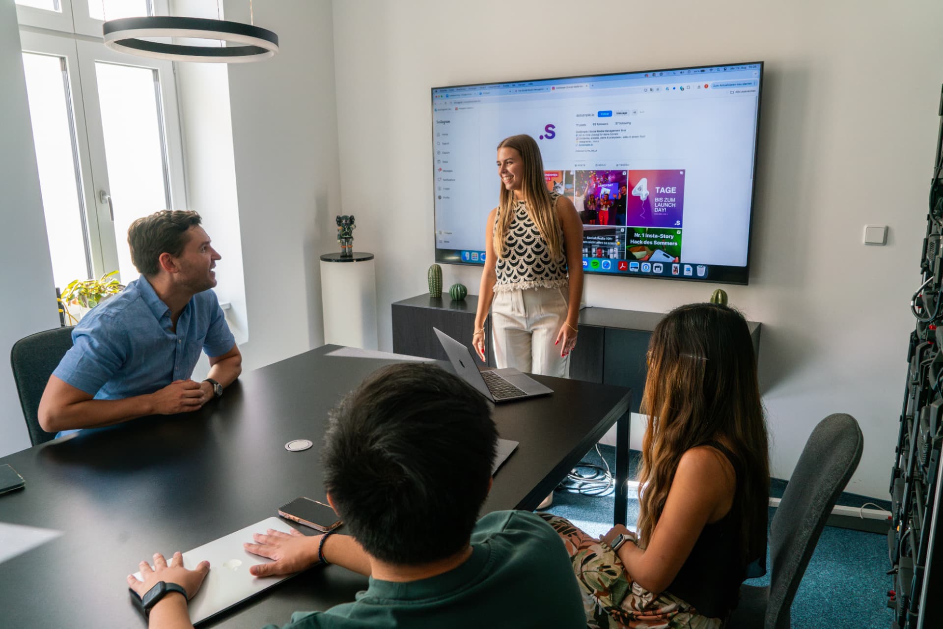 Vanessa Bulara präsentiert dem Team eine Social-Media-Strategie im Meetingraum