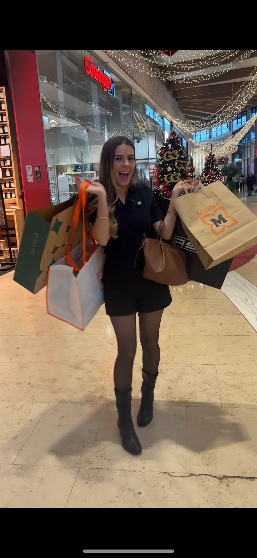 Vanessa Bulara mit vielen Shopping-Taschen im G3 Shoppingcenter
