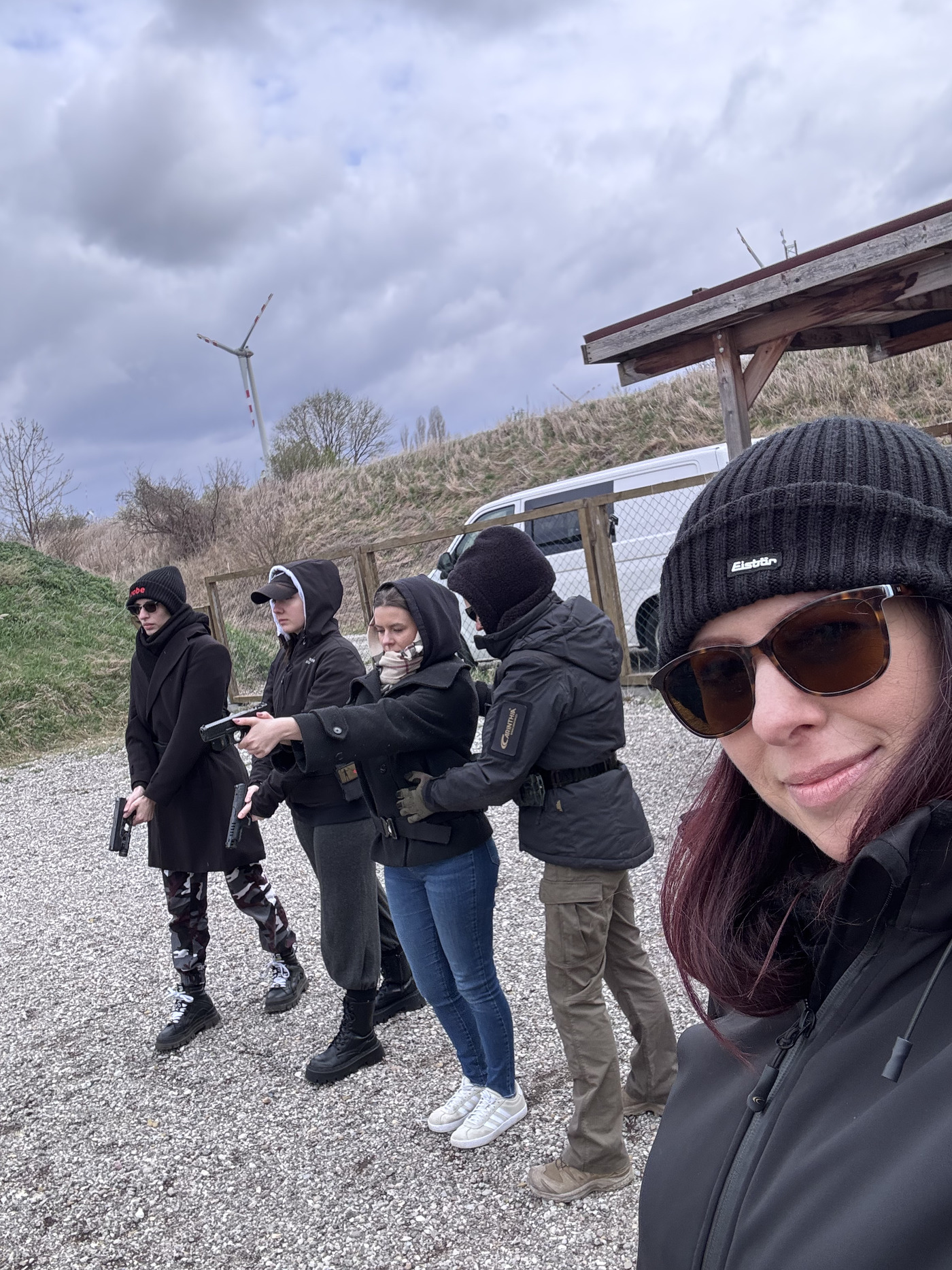 Vanessa Bulara beim Outdoor-Dreh mit Team on location