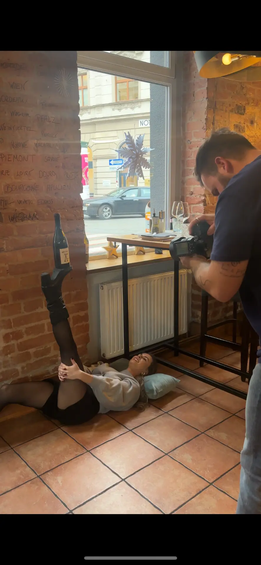 On Set: Kameramann filmt Produktszene in einer Weinbar in Wien